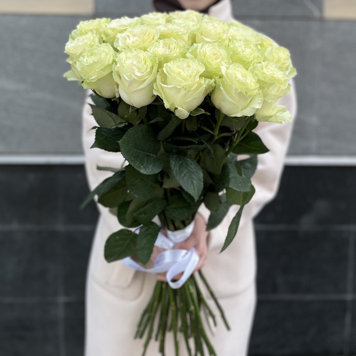 25 белых роз Мондиаль 70 см