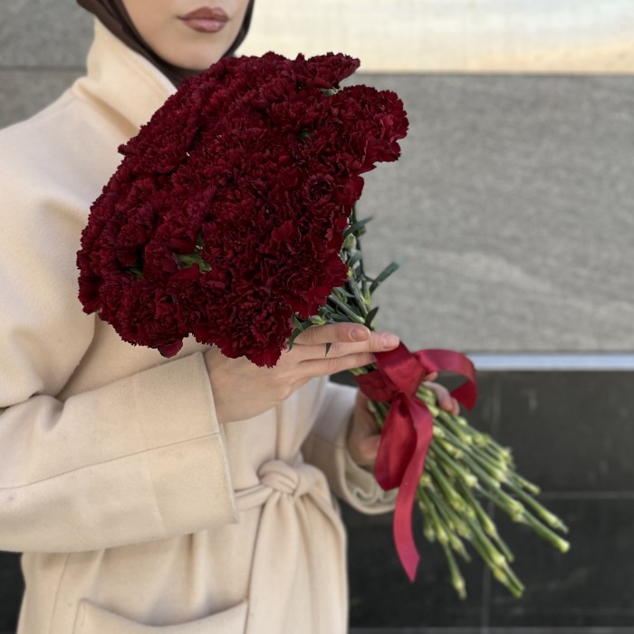 40 бордовых гвоздик