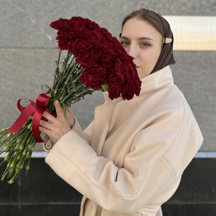 40 бордовых гвоздик