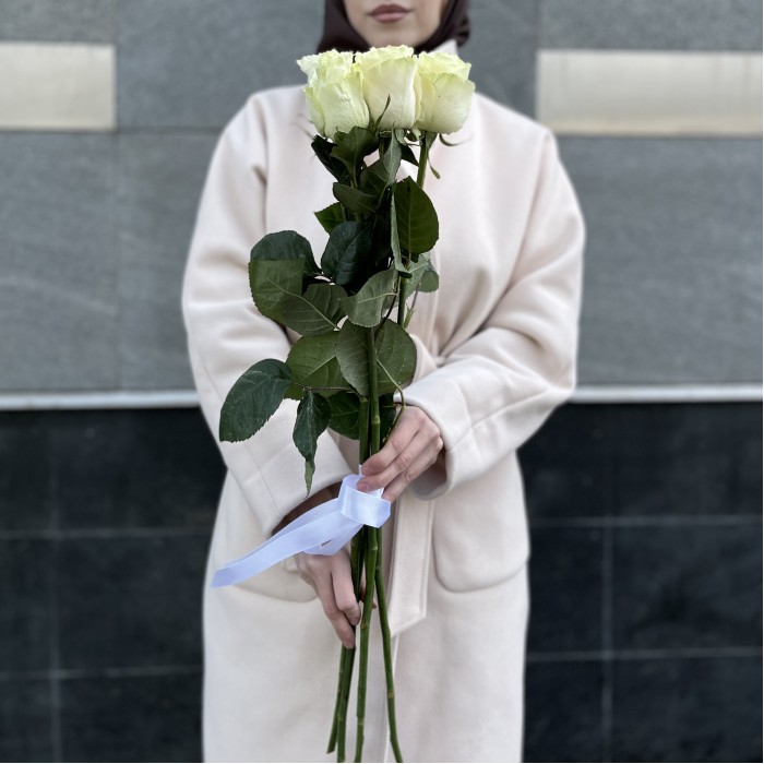 5 белых роз Мондиаль 70 см