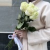 5 белых роз Мондиаль 70 см