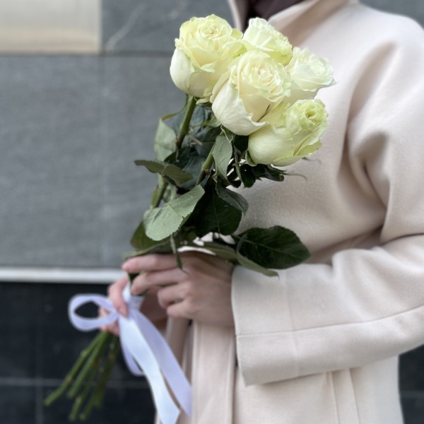 5 белых роз Мондиаль 70 см