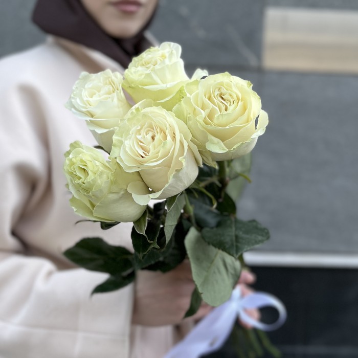 5 белых роз Мондиаль 70 см
