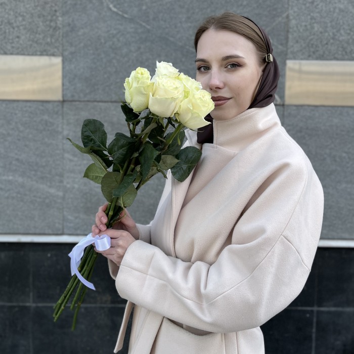 5 белых роз Мондиаль 70 см