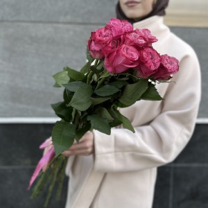 7 пионовидных сиреневых роз Кантри блюз 70 см