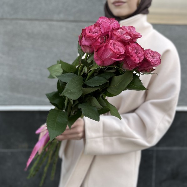 7 пионовидных сиреневых роз Кантри блюз 70 см