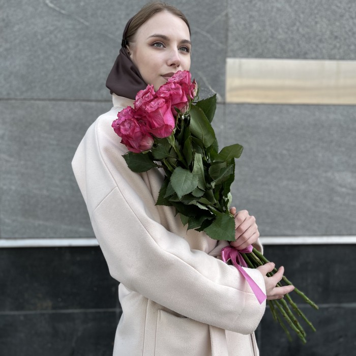 7 пионовидных сиреневых роз Кантри блюз 70 см