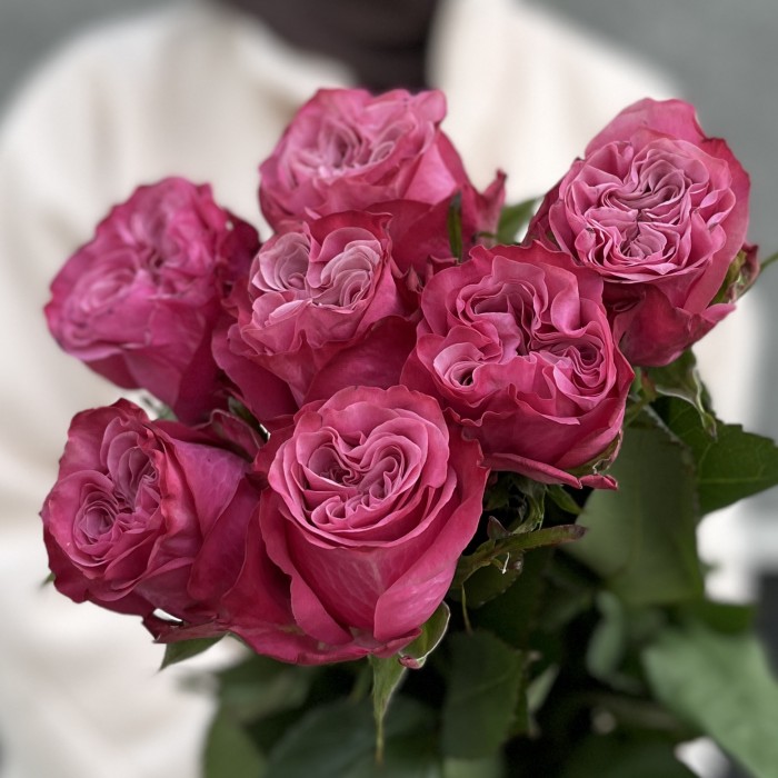 7 пионовидных сиреневых роз Кантри блюз 70 см