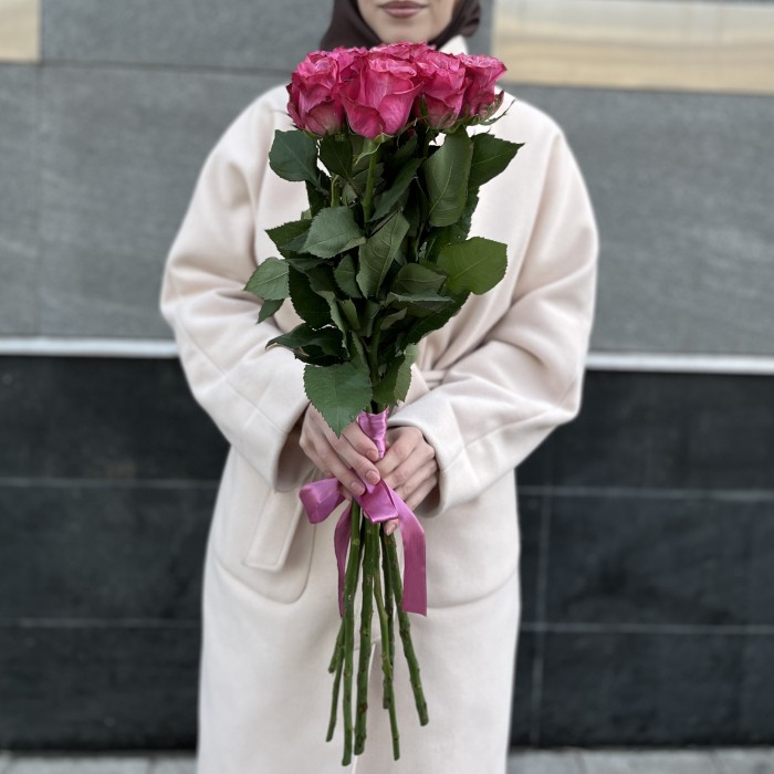 7 пионовидных сиреневых роз Кантри блюз 70 см