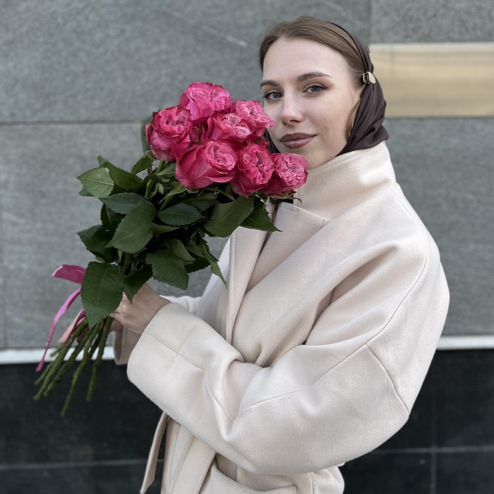 7 пионовидных сиреневых роз Кантри блюз 70 см