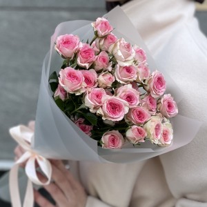 7 кустовых розовых роз Тралала 40 см