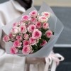 7 кустовых розовых роз Тралала 40 см