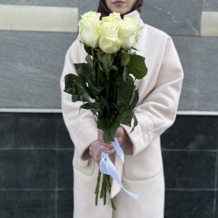 7 белых роз Мондиаль 70 см