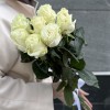 7 белых роз Мондиаль 70 см