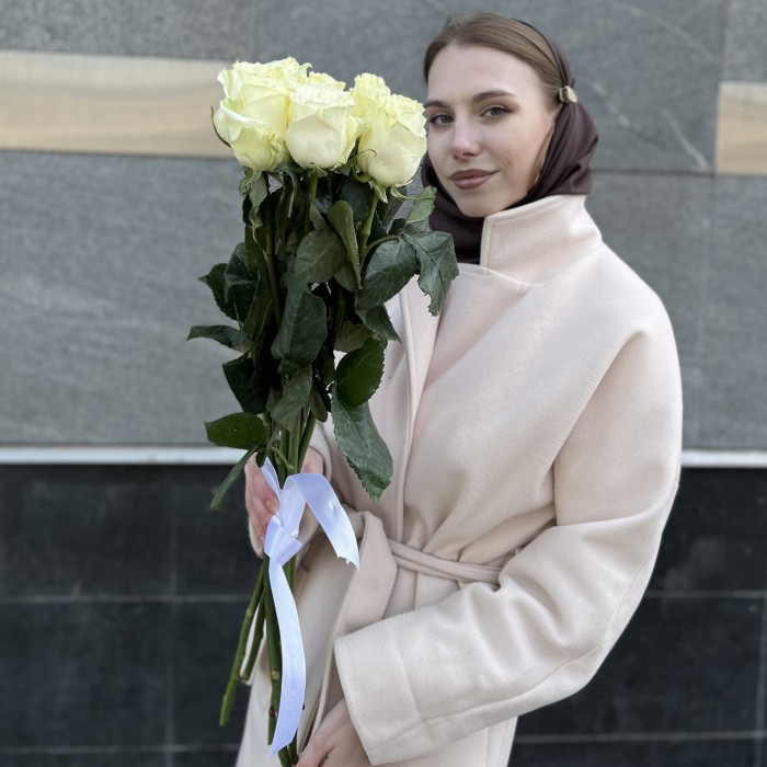7 белых роз Мондиаль 70 см