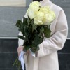 7 белых роз Мондиаль 70 см
