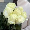 7 белых роз Мондиаль 70 см