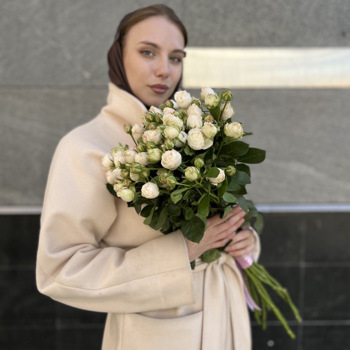 9 кустовых белых роз Принцесс Бомбастик 70 см