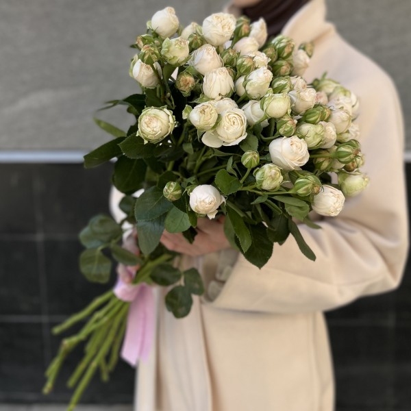 9 кустовых белых роз Принцесс Бомбастик 70 см