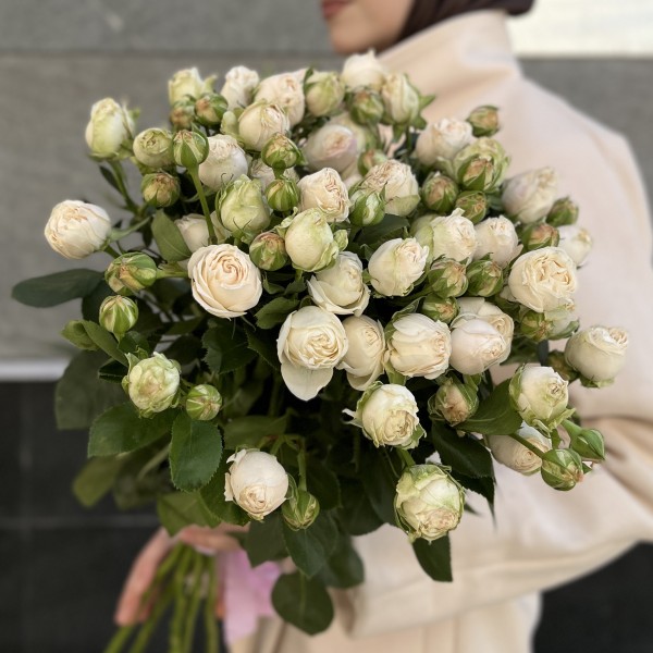 9 кустовых белых роз Принцесс Бомбастик 60 см