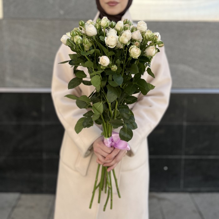 9 кустовых белых роз Принцесс Бомбастик 70 см