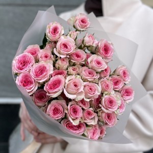 9 кустовых розовых роз Тралала 40 см