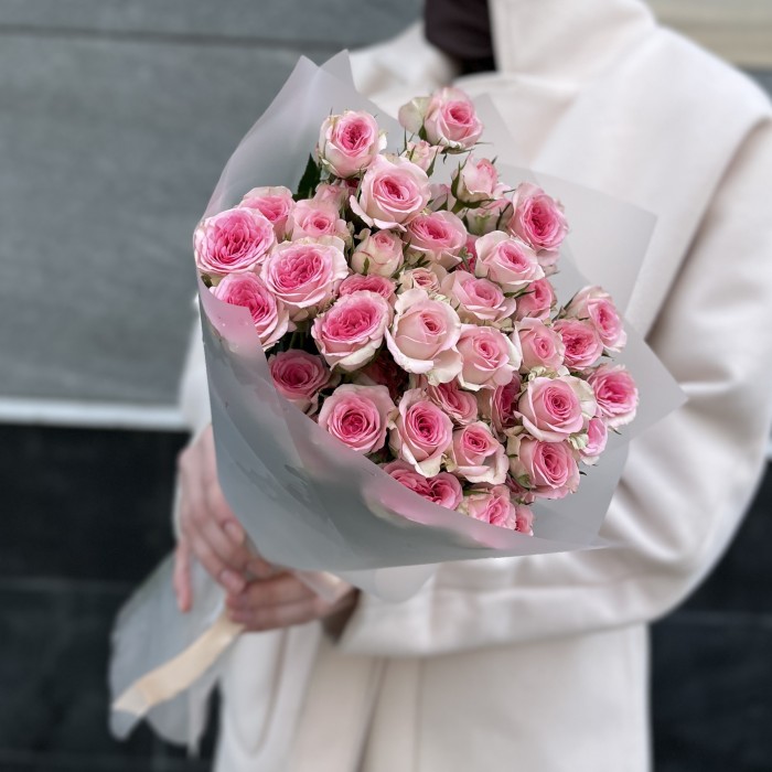 9 кустовых розовых роз Тралала 40 см