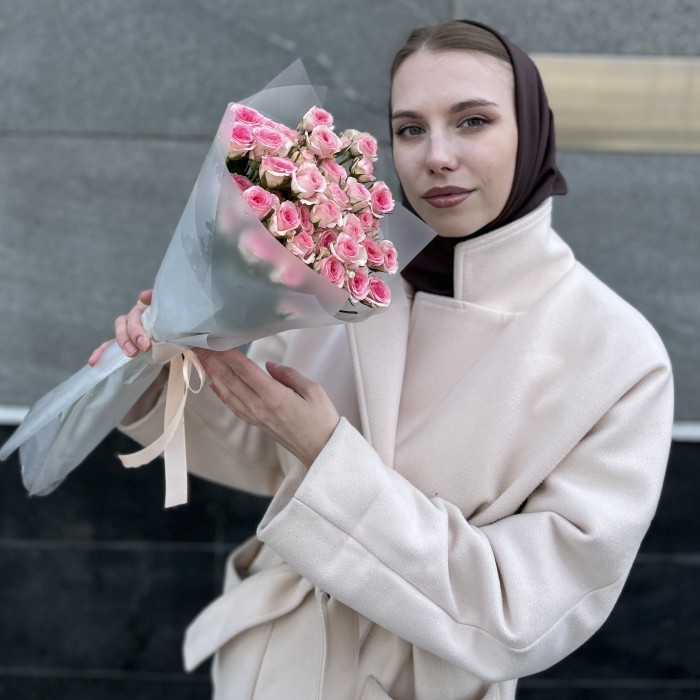 9 кустовых розовых роз Тралала 40 см