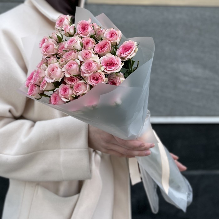 9 кустовых розовых роз Тралала 40 см