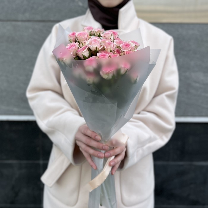 9 кустовых розовых роз Тралала 40 см