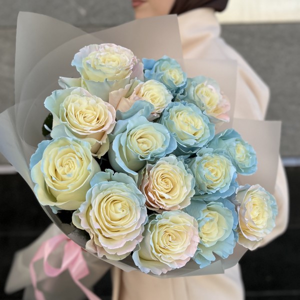 Нежный букет из 15 радужных роз