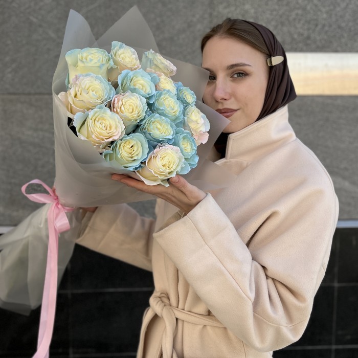 Нежный букет из 15 радужных роз