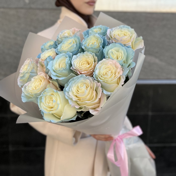 Нежный букет из 15 радужных роз