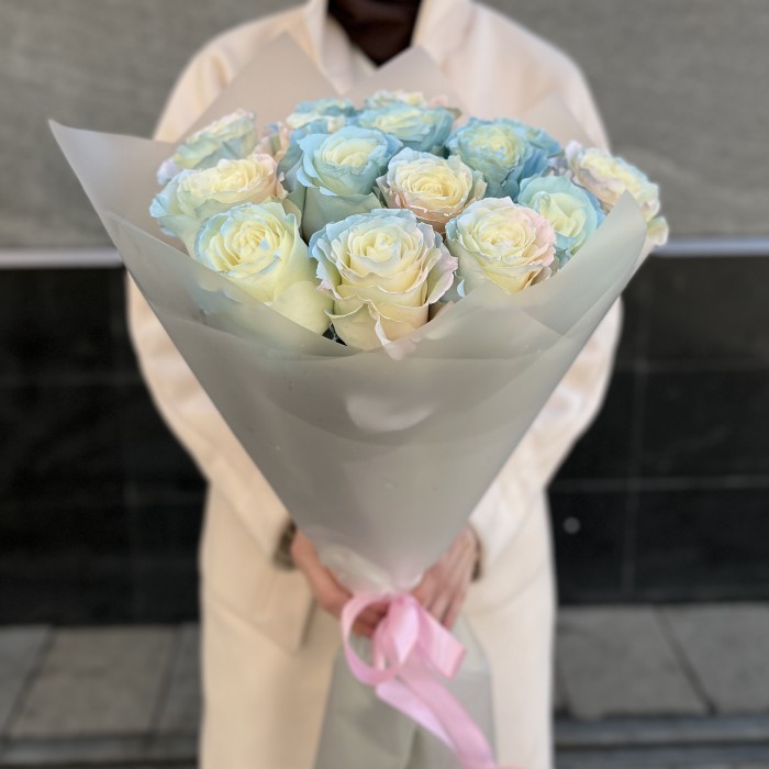 Нежный букет из 15 радужных роз