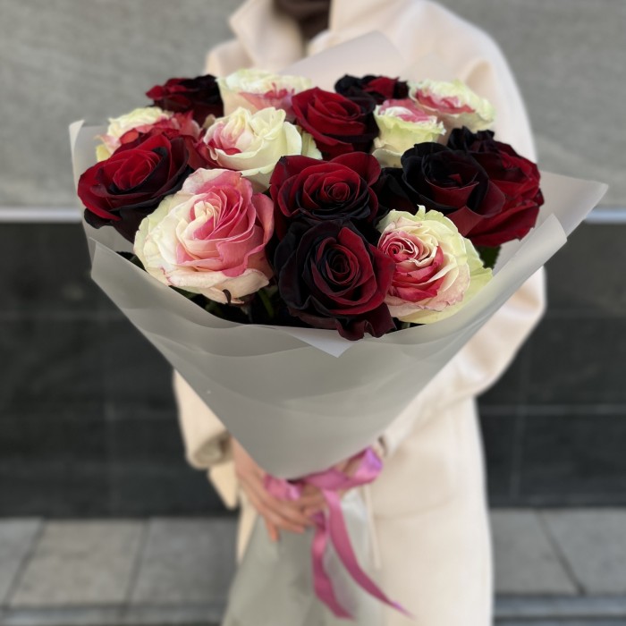 Романтичный букет из 15 радужных роз