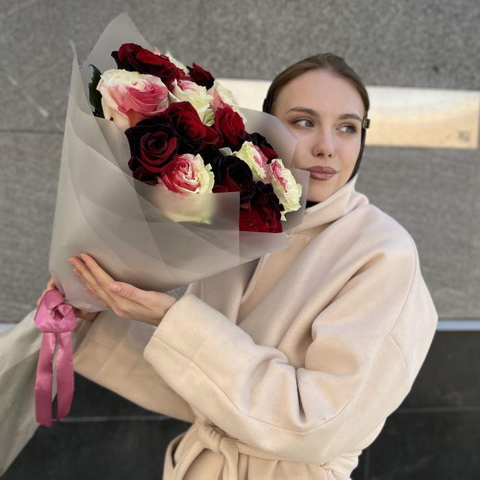 Романтичный букет из 15 радужных роз