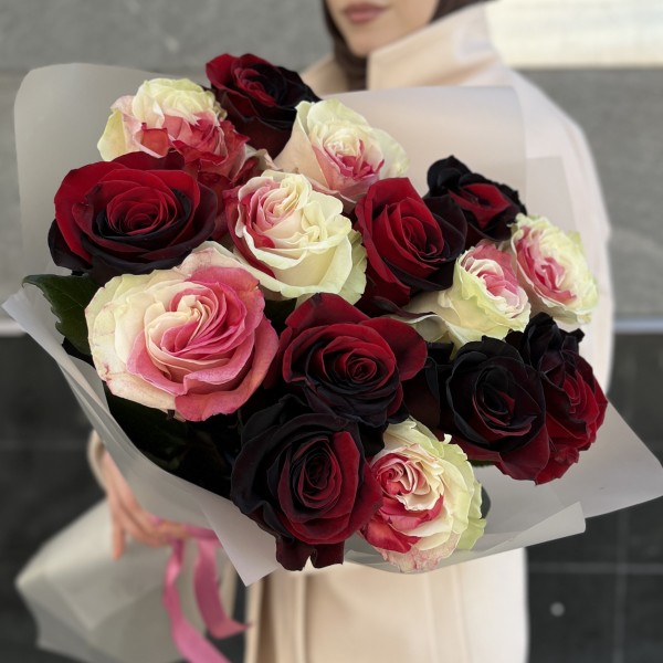 Романтичный букет из 15 радужных роз