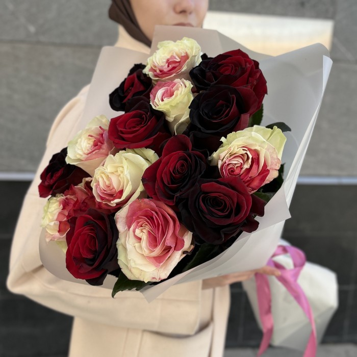 Романтичный букет из 15 радужных роз