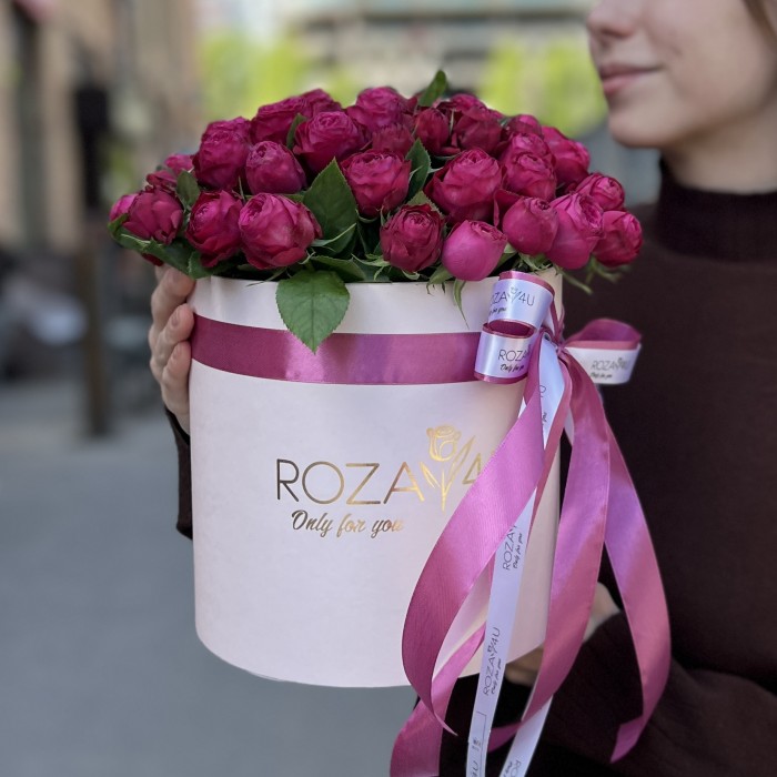 11 малиновых пионовидных роз в коробке Пати Трендсеттер