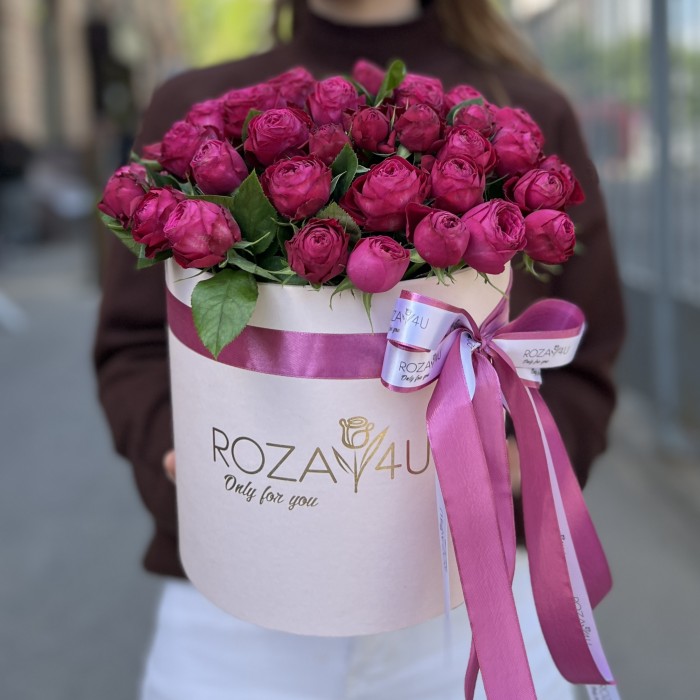 11 малиновых пионовидных роз в коробке Пати Трендсеттер