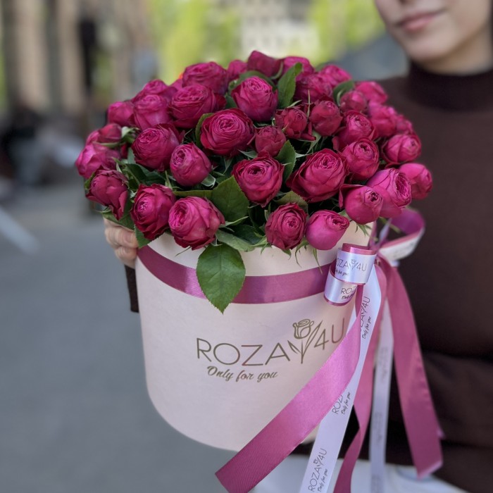 11 малиновых пионовидных роз в коробке Пати Трендсеттер