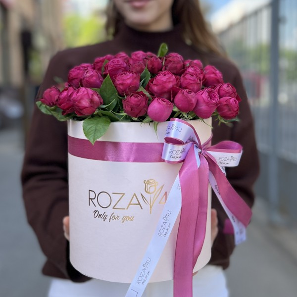 11 малиновых пионовидных роз в коробке Пати Трендсеттер
