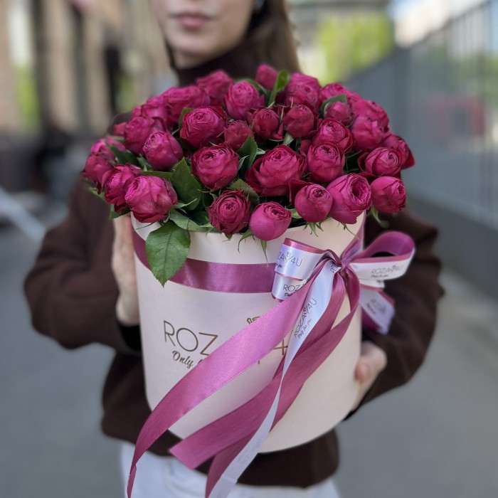 11 малиновых пионовидных роз в коробке Пати Трендсеттер
