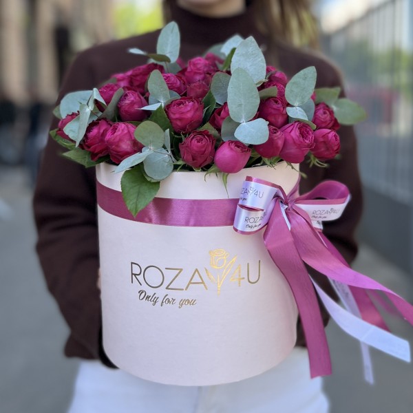 11 пионовидных малиновых роз в коробке Пати Трендсеттер