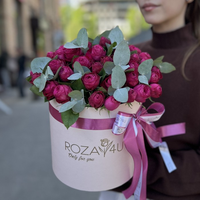 11 пионовидных малиновых роз в коробке Пати Трендсеттер