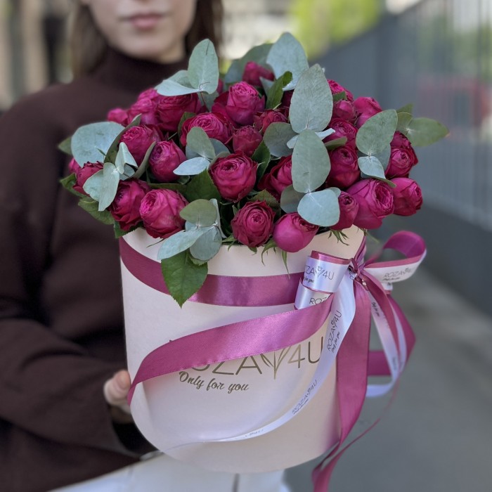 11 пионовидных малиновых роз в коробке Пати Трендсеттер