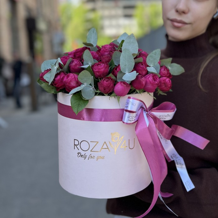 11 пионовидных малиновых роз в коробке Пати Трендсеттер