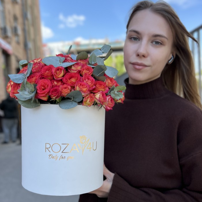 15 кустовых роз саммер Дэнс с эвкалиптом в коробке