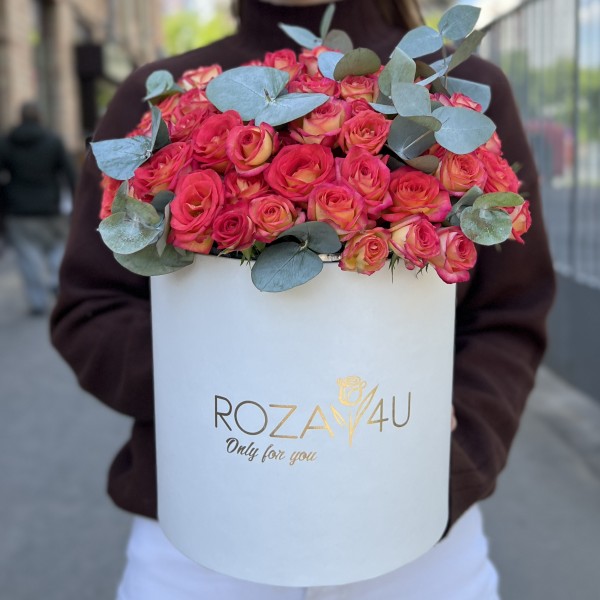 15 кустовых роз саммер Дэнс с эвкалиптом в коробке