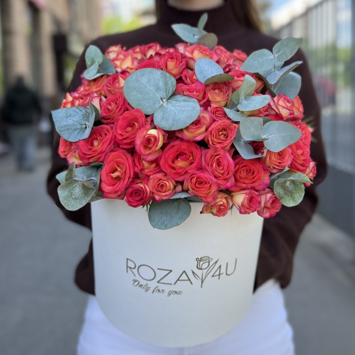 15 кустовых роз саммер Дэнс с эвкалиптом в коробке